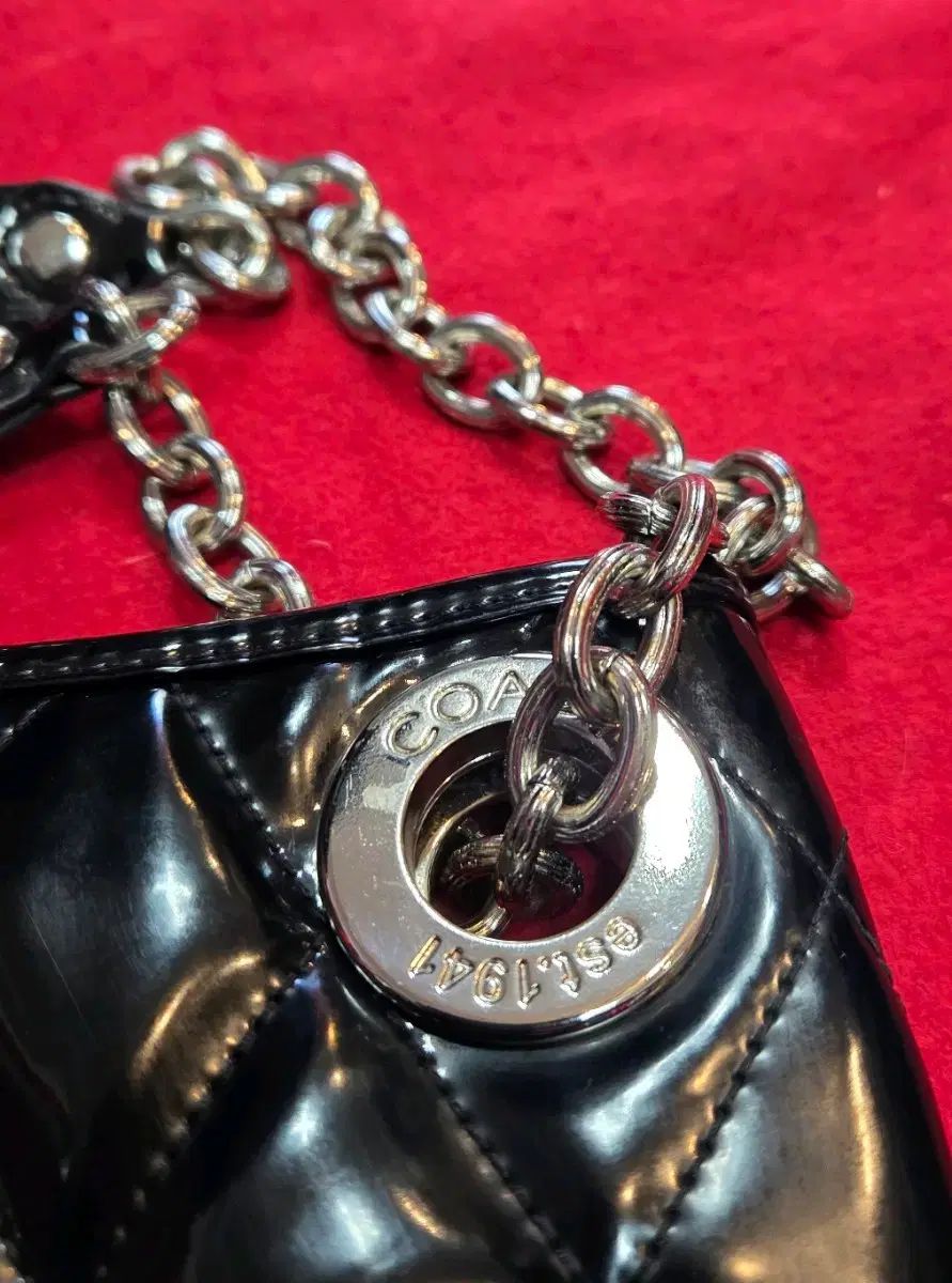 コーチ ブラック パテント キルティング チェーン ショルダーバッグ