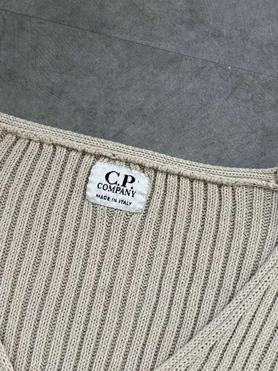 C.P. COMPANY シーピーカンパニー 90s ベージュ Vネック ニット - メルカリ