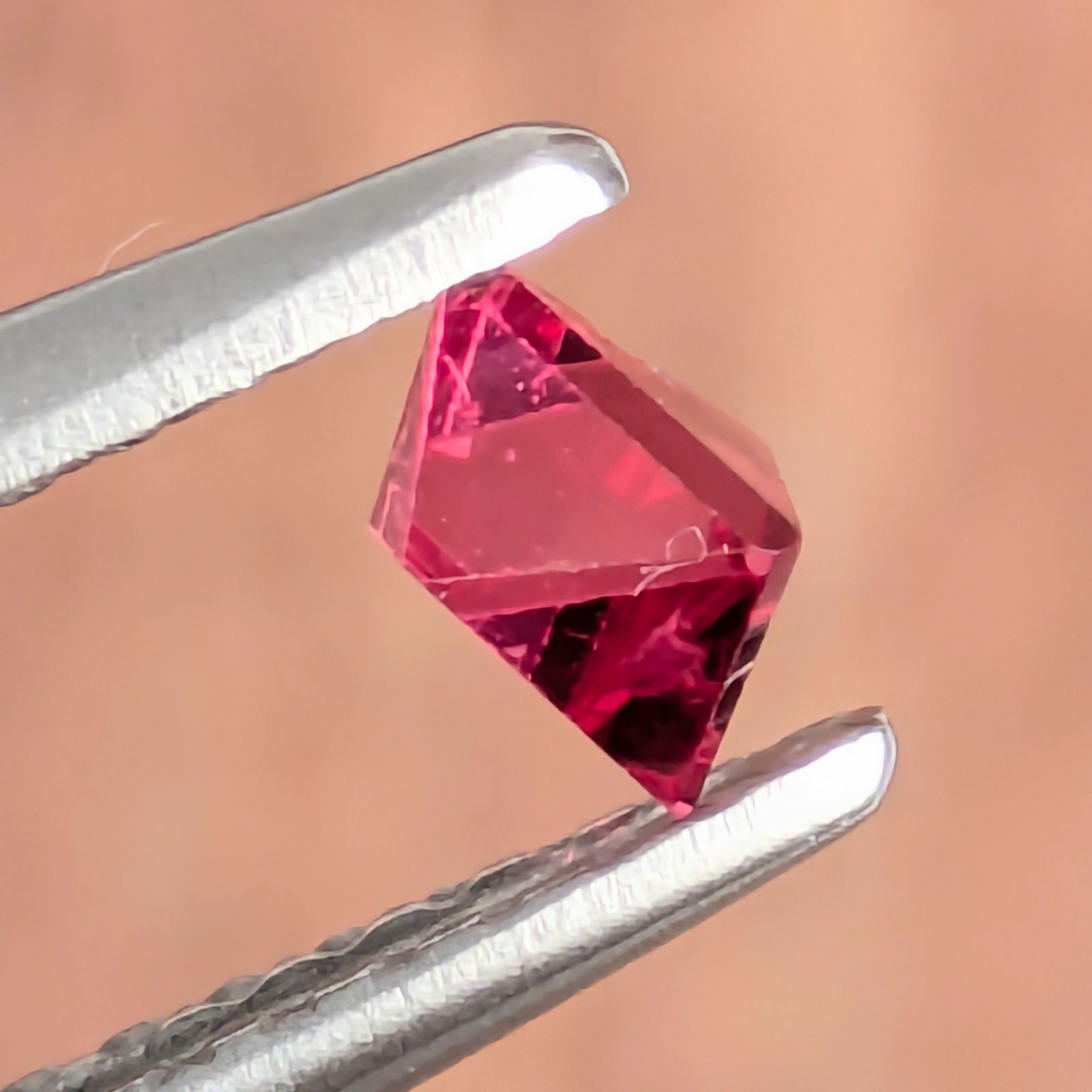 【ミャンマー/モゴック産】スピネル原石⑨ スピネル原石 ミャンマー・モゴック産【0.25ct】 PRO208153 - メルカリ