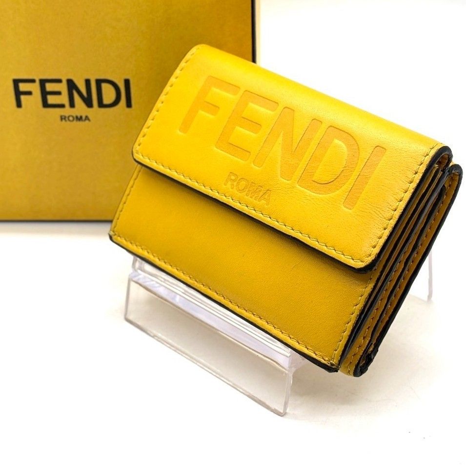 FENDI 三つ折り財布 イエロー 色で気分を上げる】 FENDI 三つ折り財布 マイクロトリフォード ロゴ