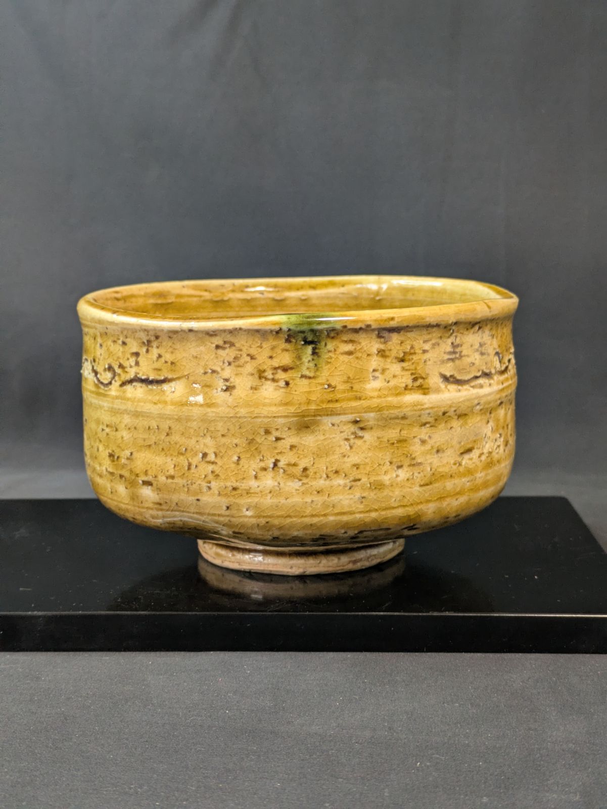 美濃焼 黄瀬戸茶碗 胆礬 胴締 陶印『豊』 桐箱付 抹茶碗 茶道具 菖蒲