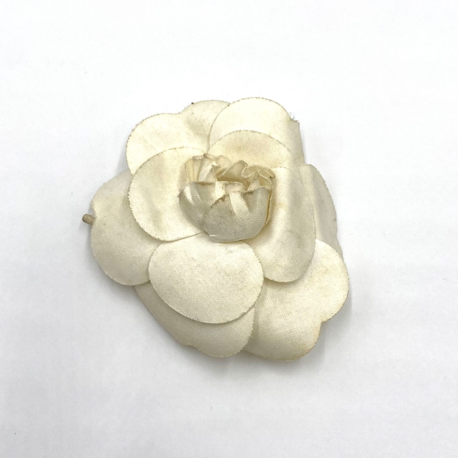 シャネル☆カメリア　コサージュ　ブローチ　ヴィンテージ　オフホワイト レア CHANEL シャネル カメリア ブローチ コサージュ バッチ ホワイト 白