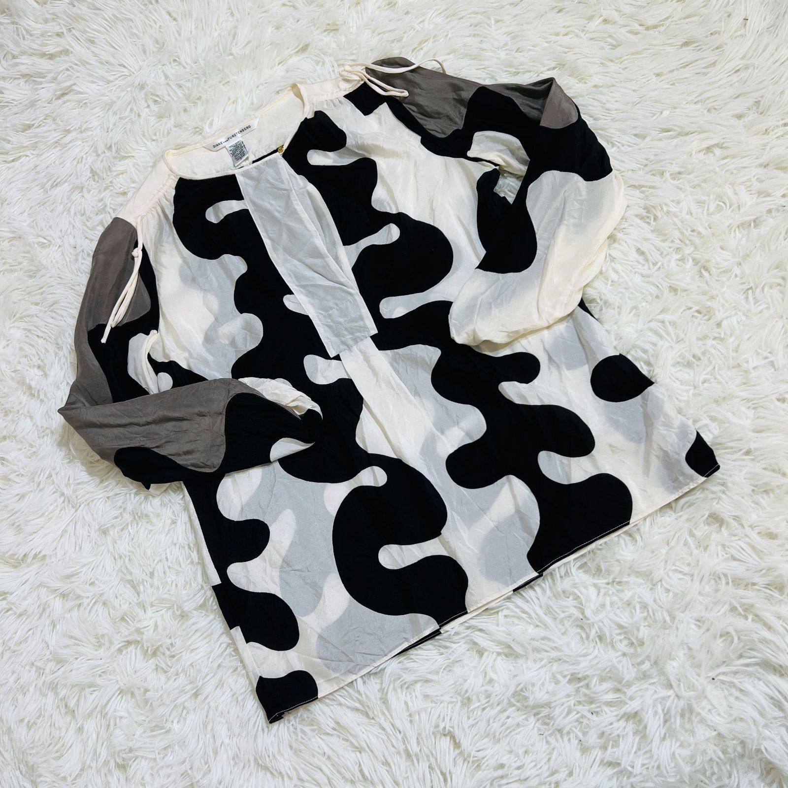 美品　DIANEvon FURSTEN BERG シルク100% ブラウス　総柄 DVF ダイアンフォンファステンバーグ シルク100% ブラウス M 抽象柄
