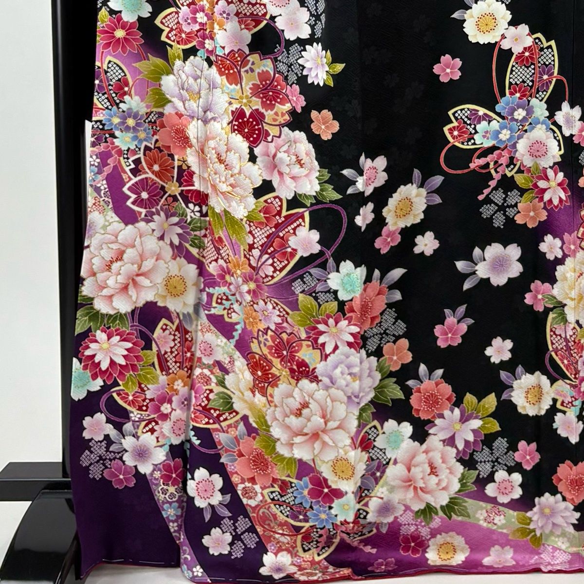 超美品　正絹　振袖　成人式　現代　着物　紫　草野一騎　作家物　花紋　158裄65 振袖 美品 名品 草花 熨斗 金糸 金彩 紫 袷 身丈163cm 裄丈66.5cm