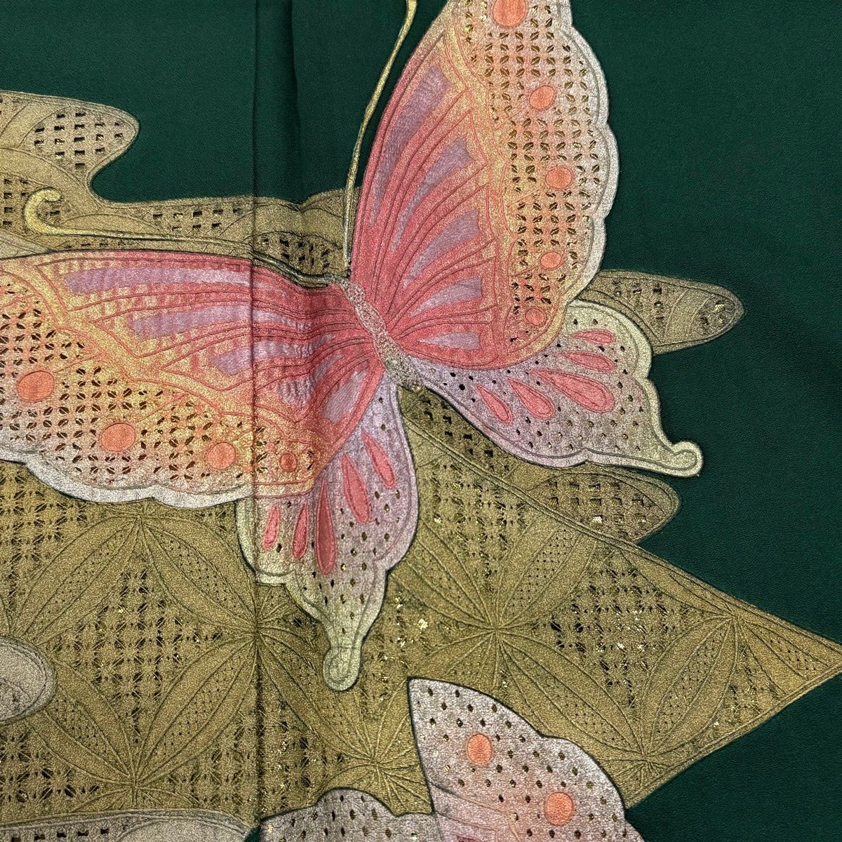 A5 レトロ 蝶に花々 刺繍 金銀彩 薄緑 正絹 袷 振袖 着物 成人式 K19 振袖 身丈155cm 裄丈64.5cm M 袷 蝶 七宝 刺繍 金銀彩 緑 正絹 秀品