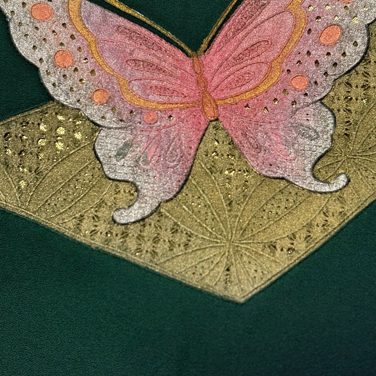 A5 レトロ 蝶に花々 刺繍 金銀彩 薄緑 正絹 袷 振袖 着物 成人式 K19 振袖 身丈155cm 裄丈64.5cm M 袷 蝶 七宝 刺繍 金銀彩 緑 正絹 秀品