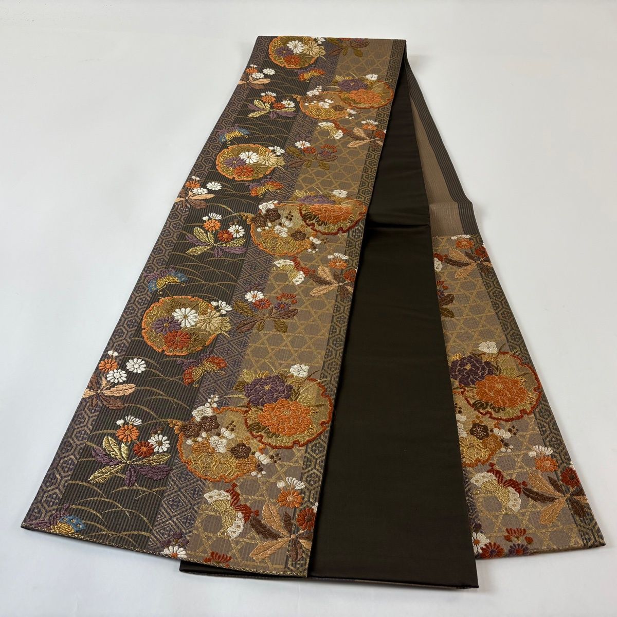 【美品】袋帯 六通 正絹 : 雪輪 松竹 箔 黒灰 袋帯 秀品 雪輪 草花 唐織 箔 黒灰 六通 正絹 【中古】 - メルカリ