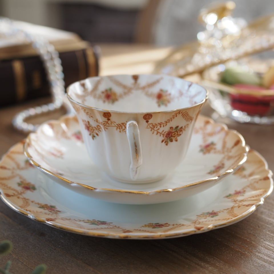 英国アンティーク BLAIRS ローズガーランド トリオ カップ＆ソーサー