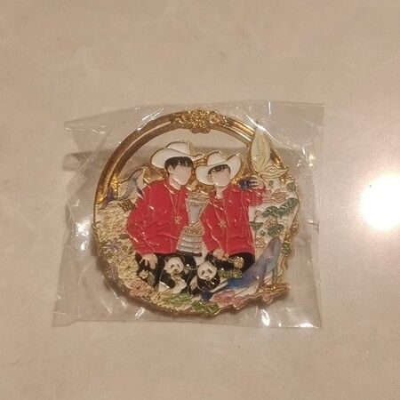 莎頭組合金属バッジ 孫穎莎王楚欽 谷美記念 - メルカリ