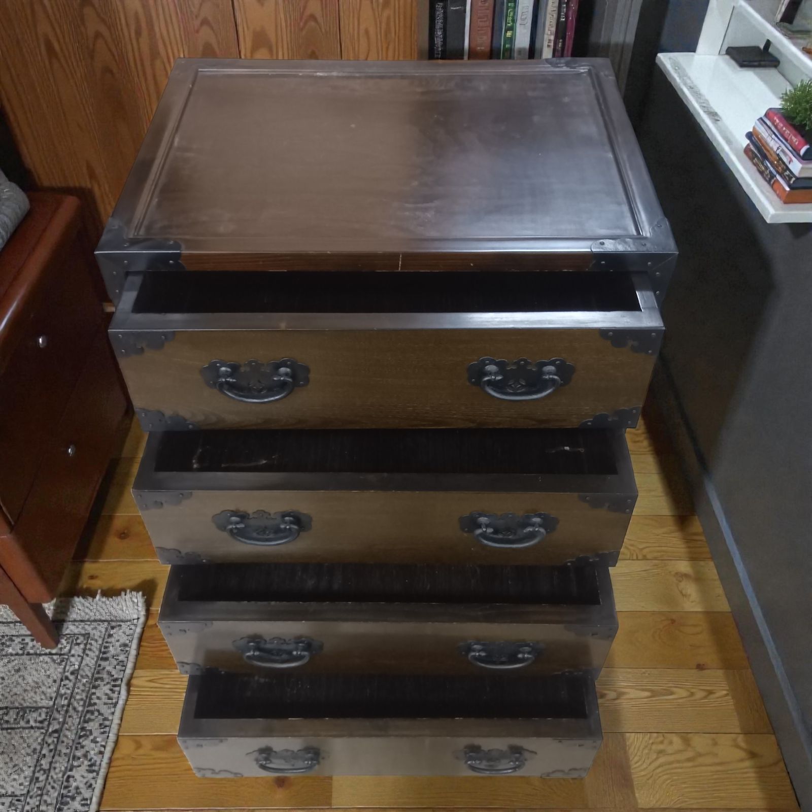 高級民芸家具 欅 4段和箪笥 漆塗 銘入り 南部鉄器金具 時代箪笥