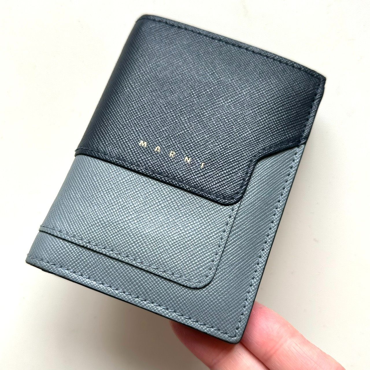 マルニ MARNI 二つ折り財布 サフィアーノレザー ネイビー×グレー系