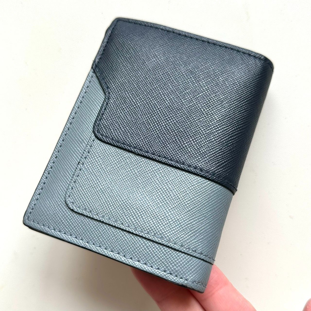 マルニ MARNI 二つ折り財布 サフィアーノレザー ネイビー×グレー系