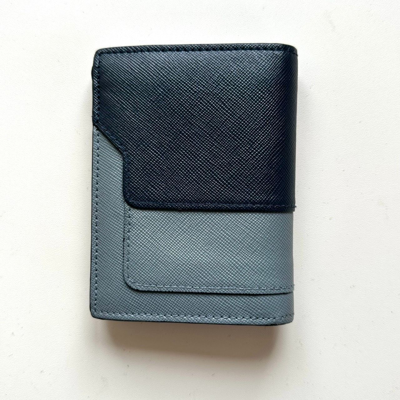 マルニ MARNI 二つ折り財布 サフィアーノレザー ネイビー×グレー系