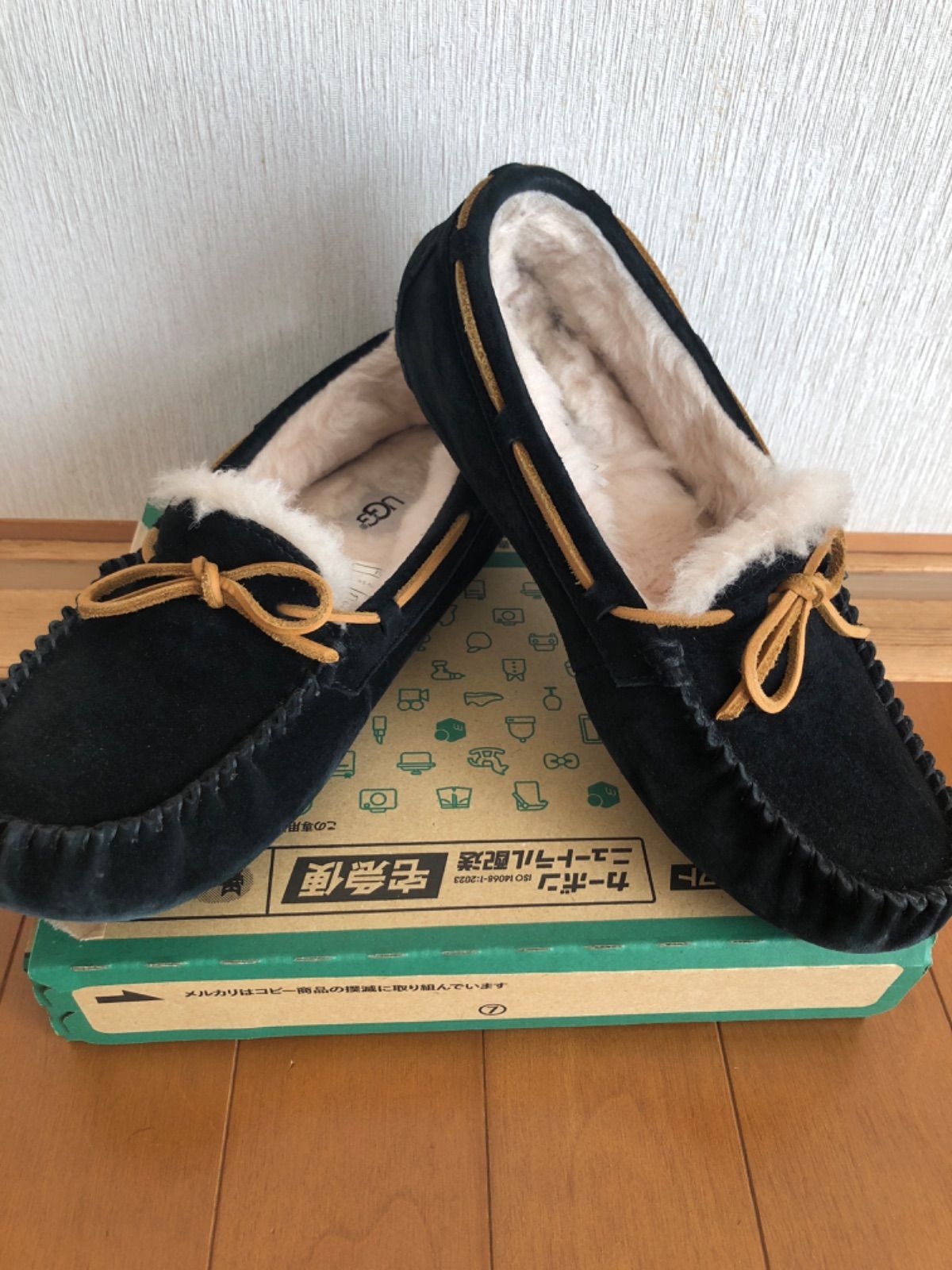 UGG モカシン24cmブラック - メルカリ