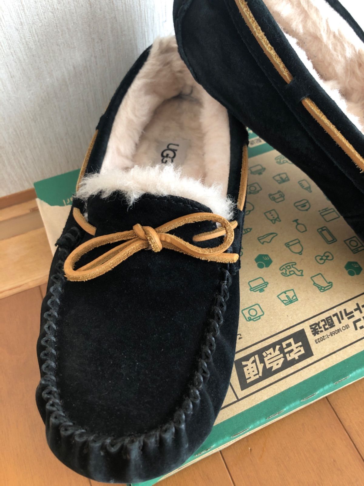 UGG モカシン24cmブラック - メルカリ
