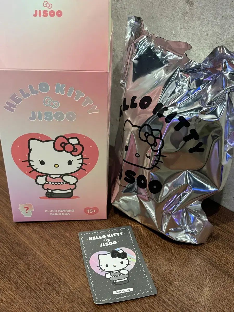 ハローキティ x ジス(JISOO) PLUSH キーホルダー ブラック グレー