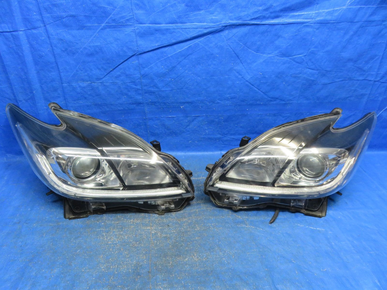 LA8668* 点灯OK プリウス ZVW30/後期 ヘッドライト/HID ヘッドランプ