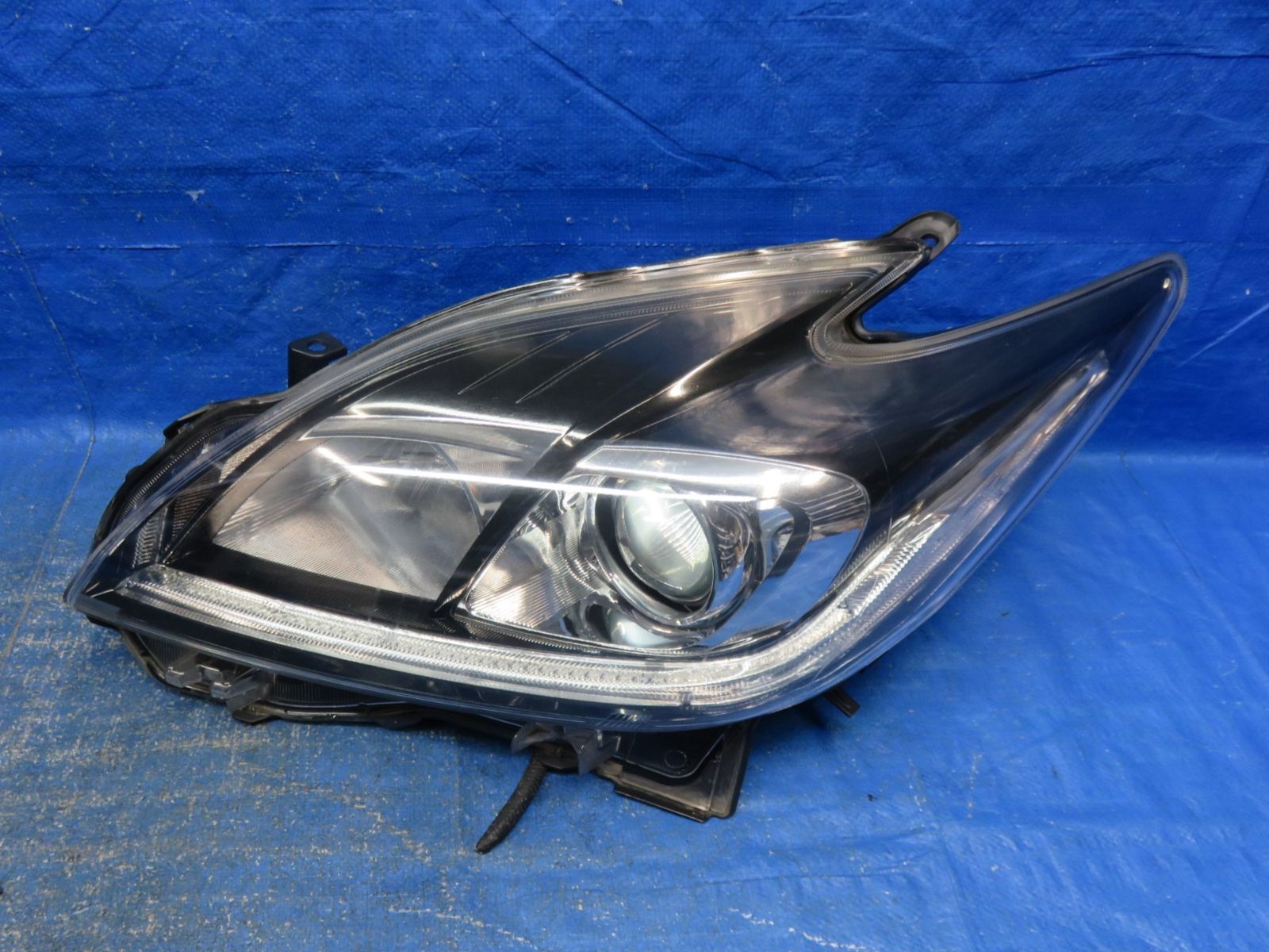 LA8668* 点灯OK プリウス ZVW30/後期 ヘッドライト/HID ヘッドランプ