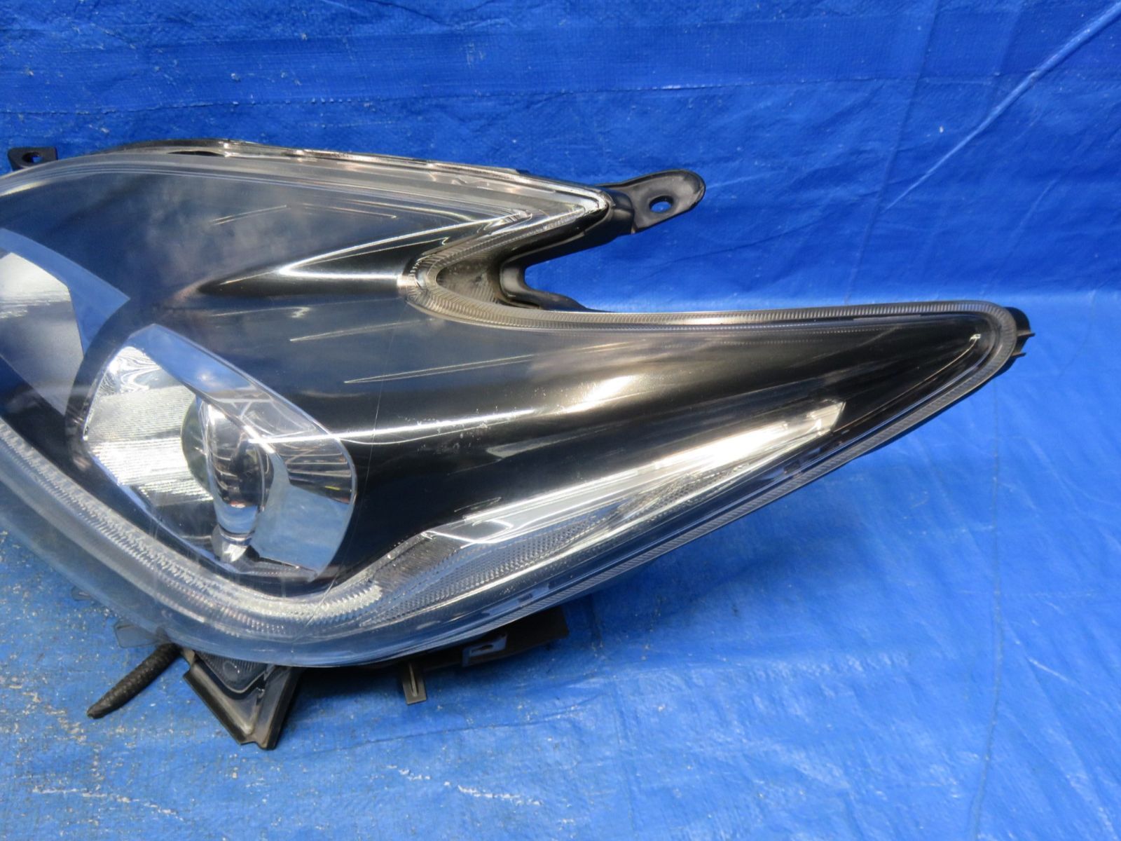 LA8668* 点灯OK プリウス ZVW30/後期 ヘッドライト/HID ヘッドランプ