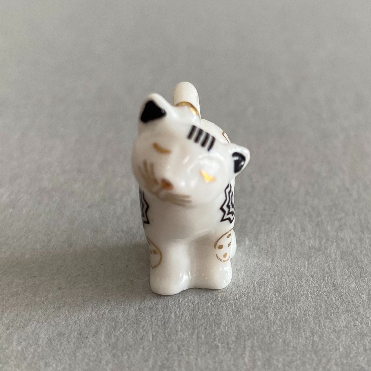 モダンな子猫のフェーブ／金彩／すりすりポーズフランス雑貨／陶器