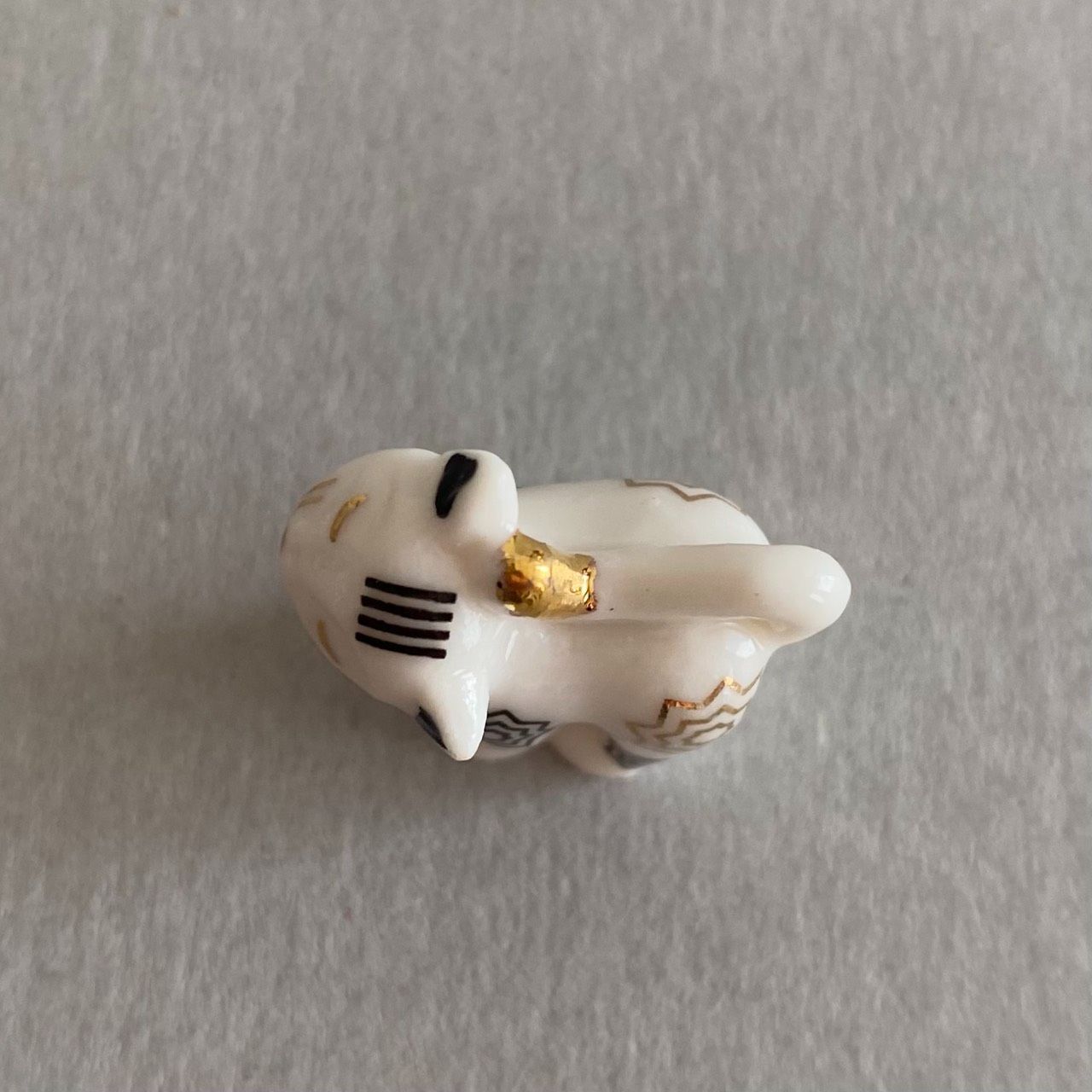 モダンな子猫のフェーブ／金彩／すりすりポーズフランス雑貨／陶器