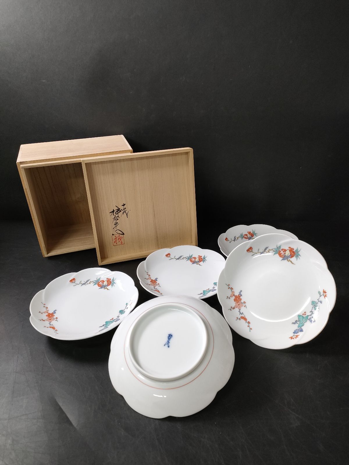 F9-06/有田焼/柿右衛門窯/十四代 酒井田柿右衛門 造/色絵錦花実文輪花