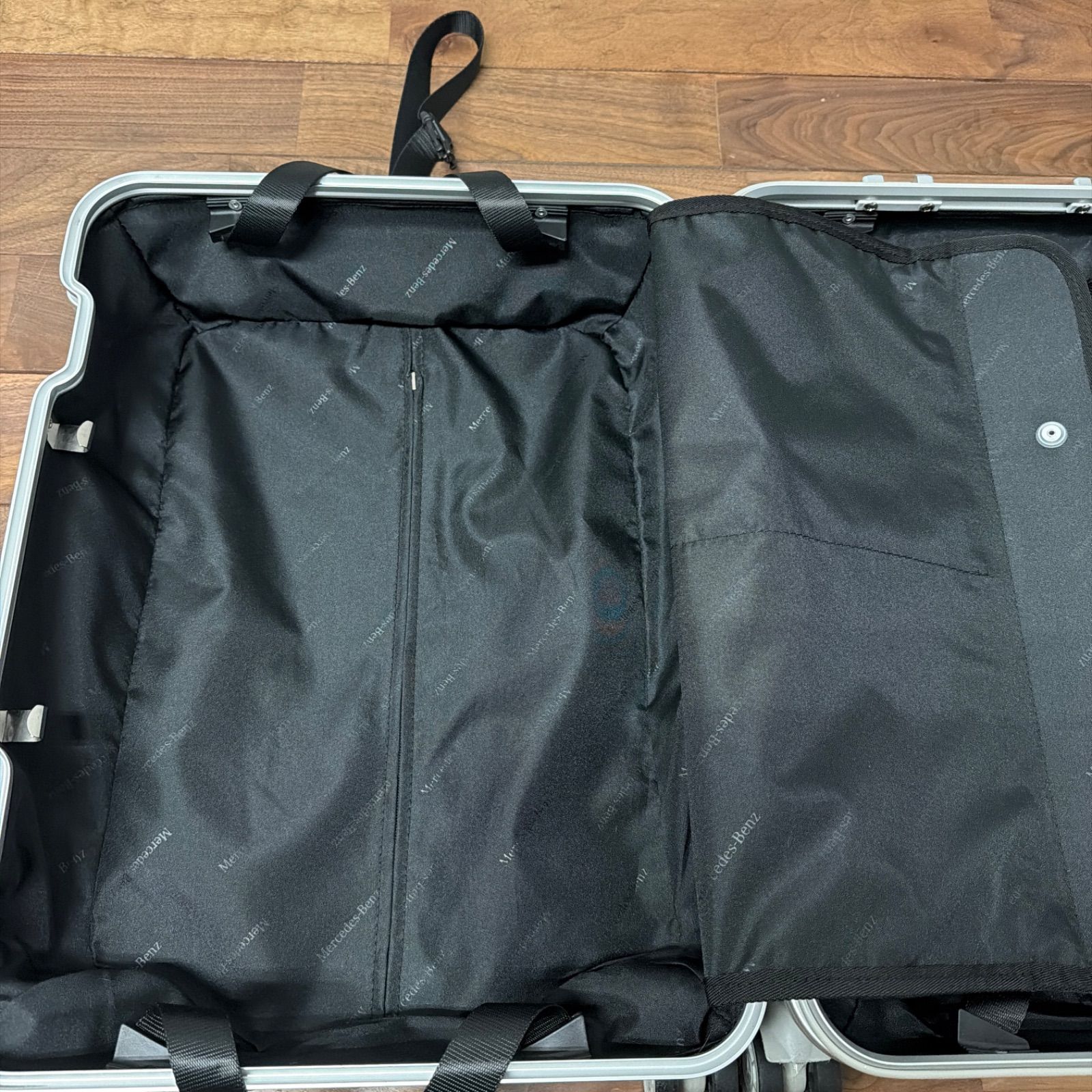 Mercedes シルバーキャリーケース 32L 機内持込み - メルカリ