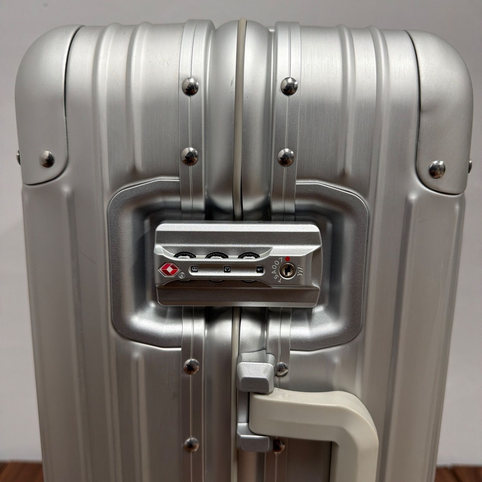 Mercedes シルバーキャリーケース 32L 機内持込み - メルカリ