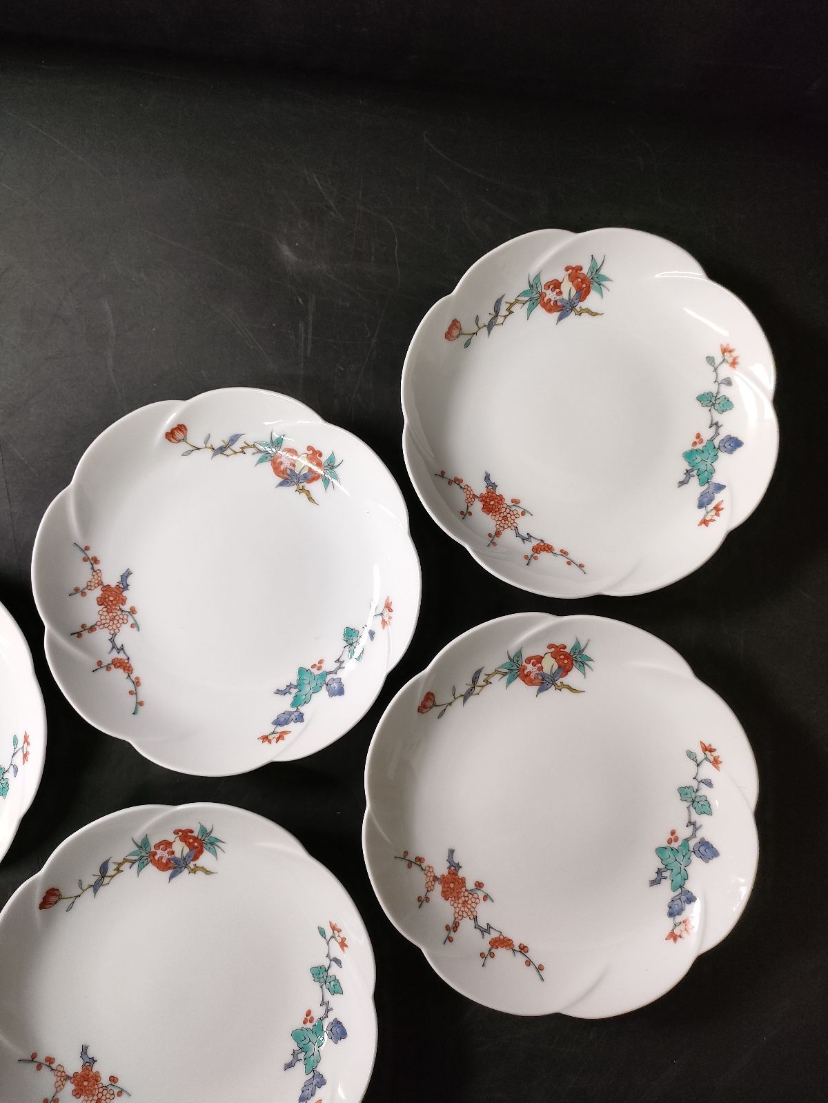 F9-06/有田焼/柿右衛門窯/十四代 酒井田柿右衛門 造/色絵錦花実文輪花