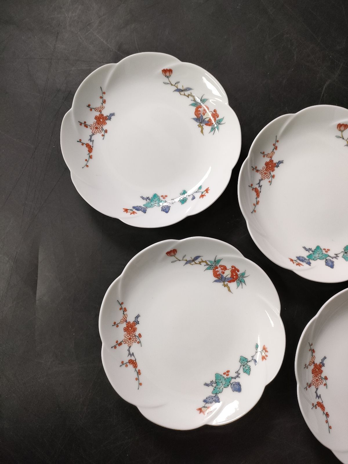 F9-06/有田焼/柿右衛門窯/十四代 酒井田柿右衛門 造/色絵錦花実文輪花