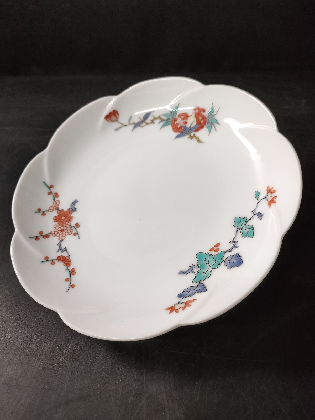 F9-06/有田焼/柿右衛門窯/十四代 酒井田柿右衛門 造/色絵錦花実文輪花