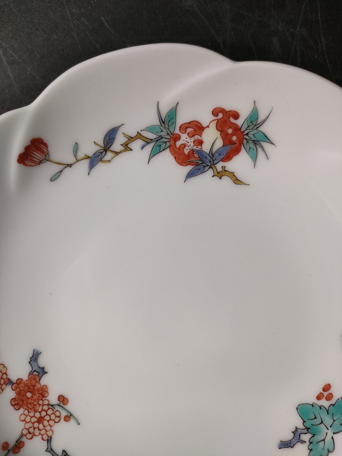 F9-06/有田焼/柿右衛門窯/十四代 酒井田柿右衛門 造/色絵錦花実文輪花