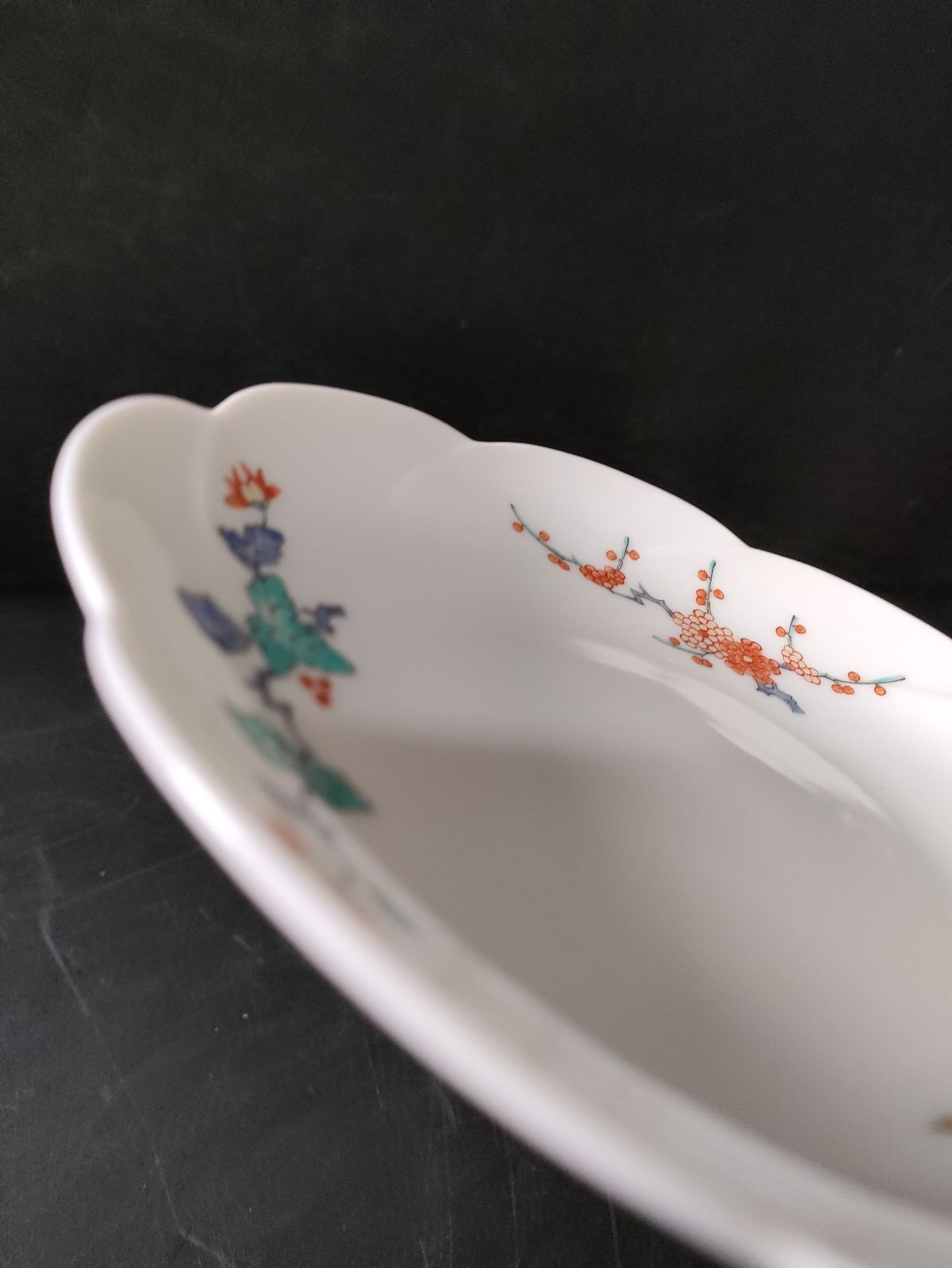 F9-06/有田焼/柿右衛門窯/十四代 酒井田柿右衛門 造/色絵錦花実文輪花