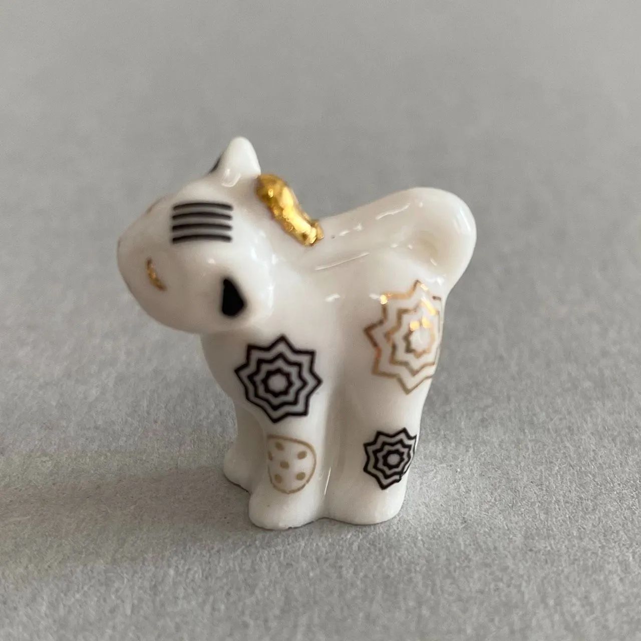モダンな子猫のフェーブ／金彩／すりすりポーズフランス雑貨／陶器