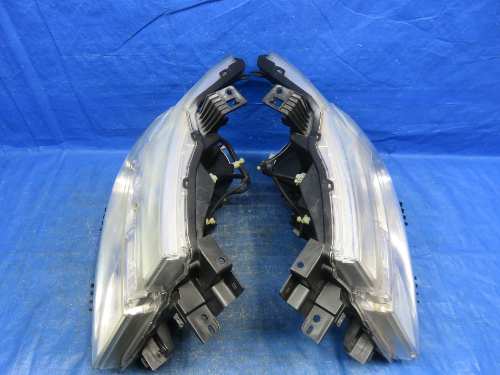 LA8670* 点灯OK 日産 エルグランド E52/前期 ヘッドライト/HID ヘッド