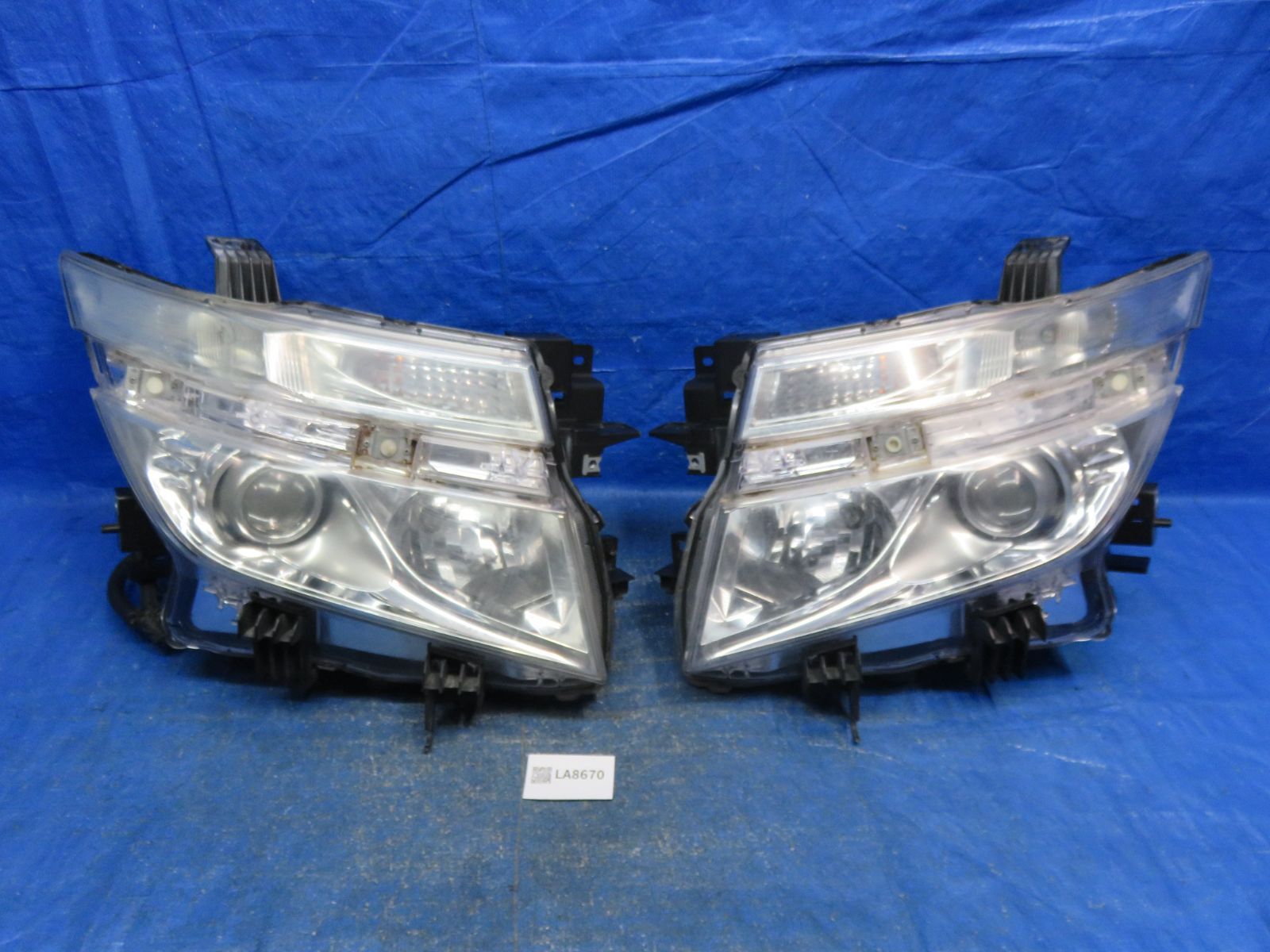 LA8670* 点灯OK 日産 エルグランド E52/前期 ヘッドライト/HID ヘッド