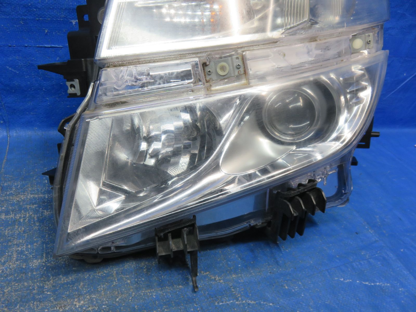 LA8670* 点灯OK 日産 エルグランド E52/前期 ヘッドライト/HID ヘッド