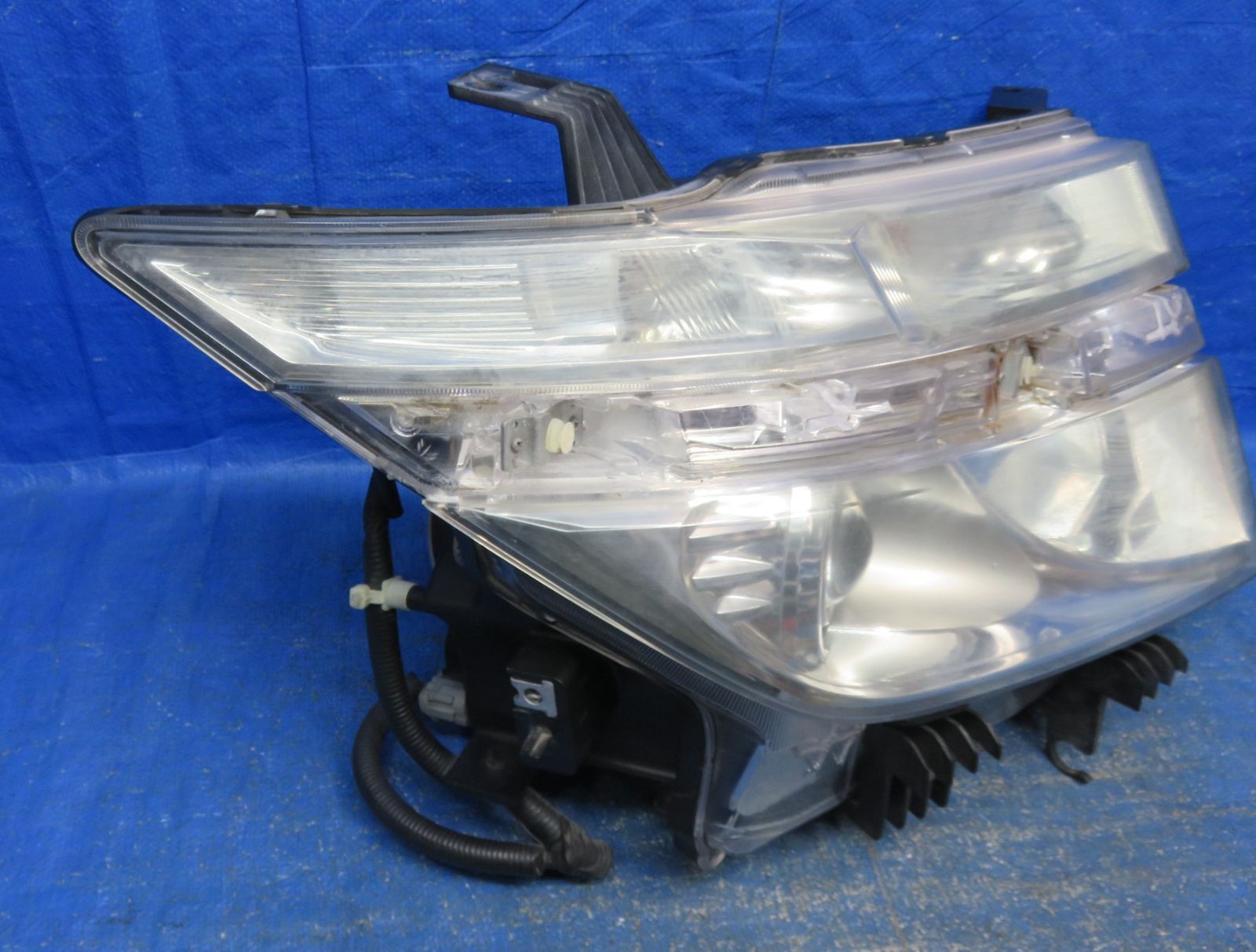 LA8670* 点灯OK 日産 エルグランド E52/前期 ヘッドライト/HID ヘッド