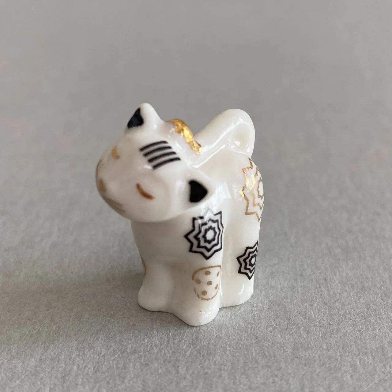 モダンな子猫のフェーブ／金彩／すりすりポーズフランス雑貨／陶器