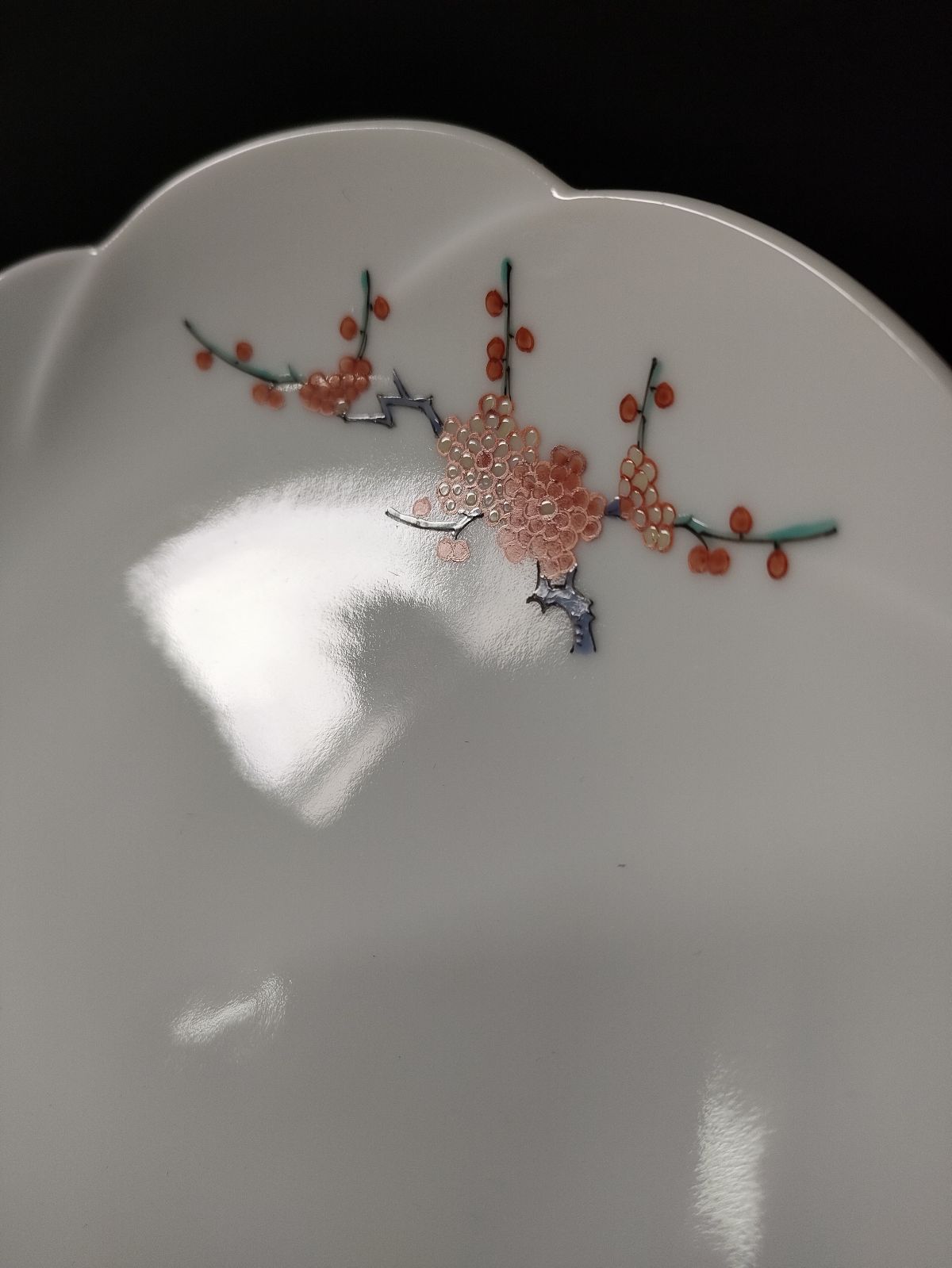 F9-06/有田焼/柿右衛門窯/十四代 酒井田柿右衛門 造/色絵錦花実文輪花