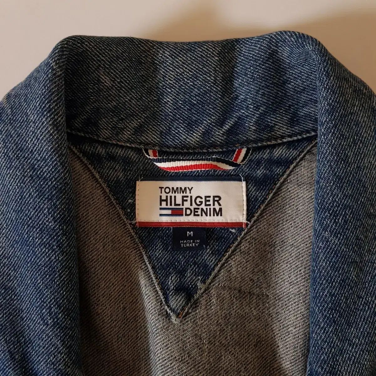 トミー Tommy Hilfiger トミーヒルフィガー デニム バックロゴ 