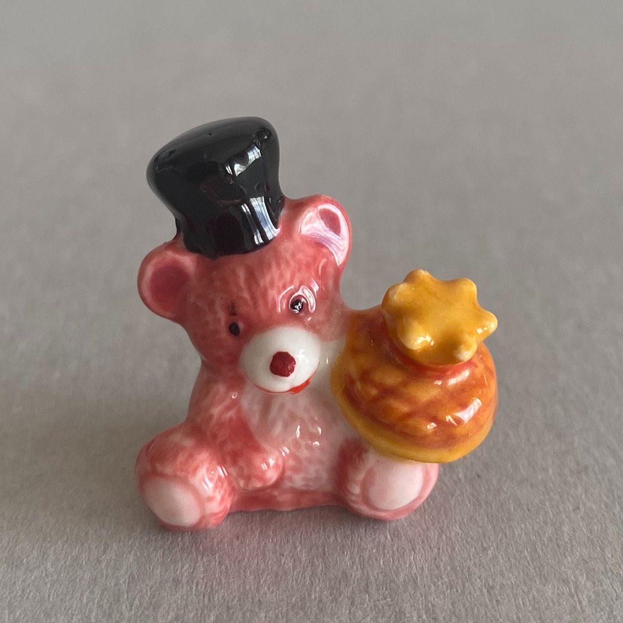 ピンクのテディベアとガレット・デ・ロワのフェーブ／フランス雑貨