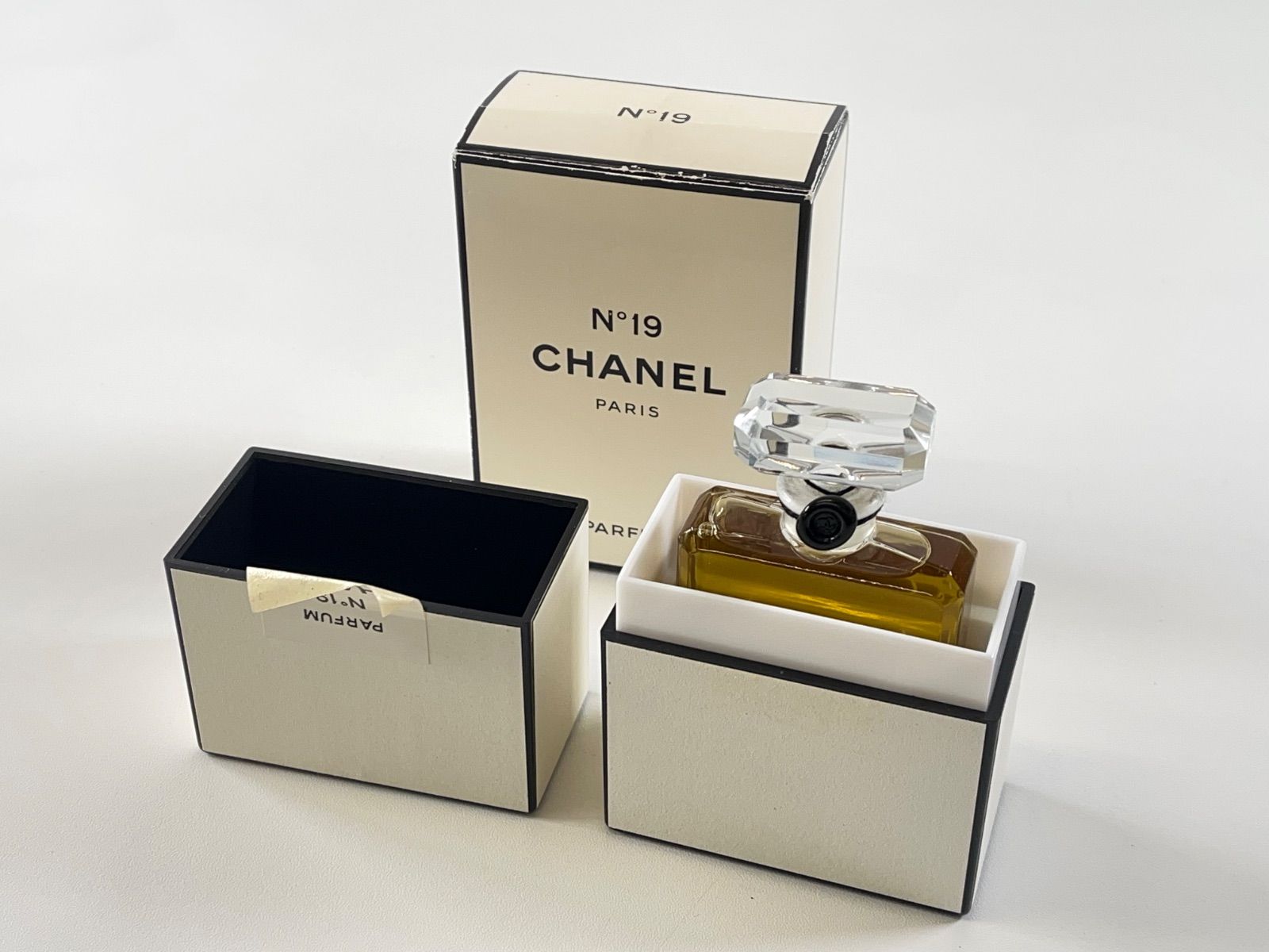 ☆希少 ボトル未開封品 CHANEL シャネル N°19 ナンバー19 パルファム