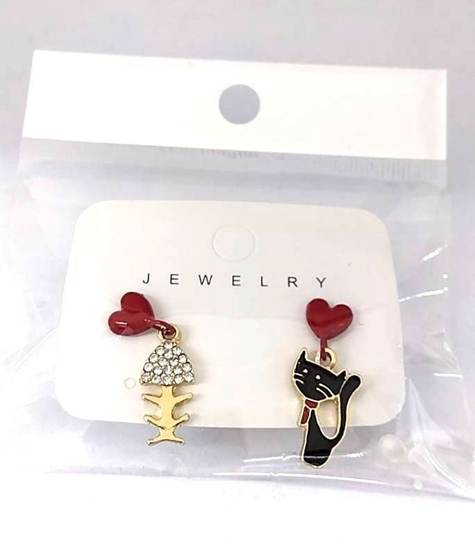 ☆ 猫ピアス ねこ お魚 骨 ゆらゆら 揺れる アシンメトリー かわいい