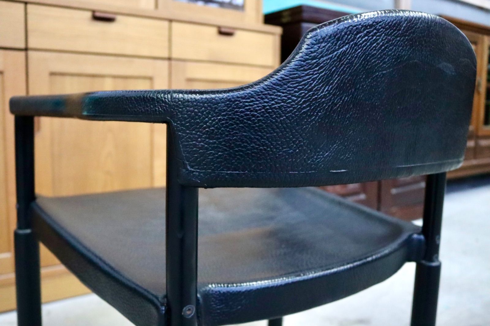 GMIS471M○レオナルド アームチェア ブラック スイス デザイナーズ家具