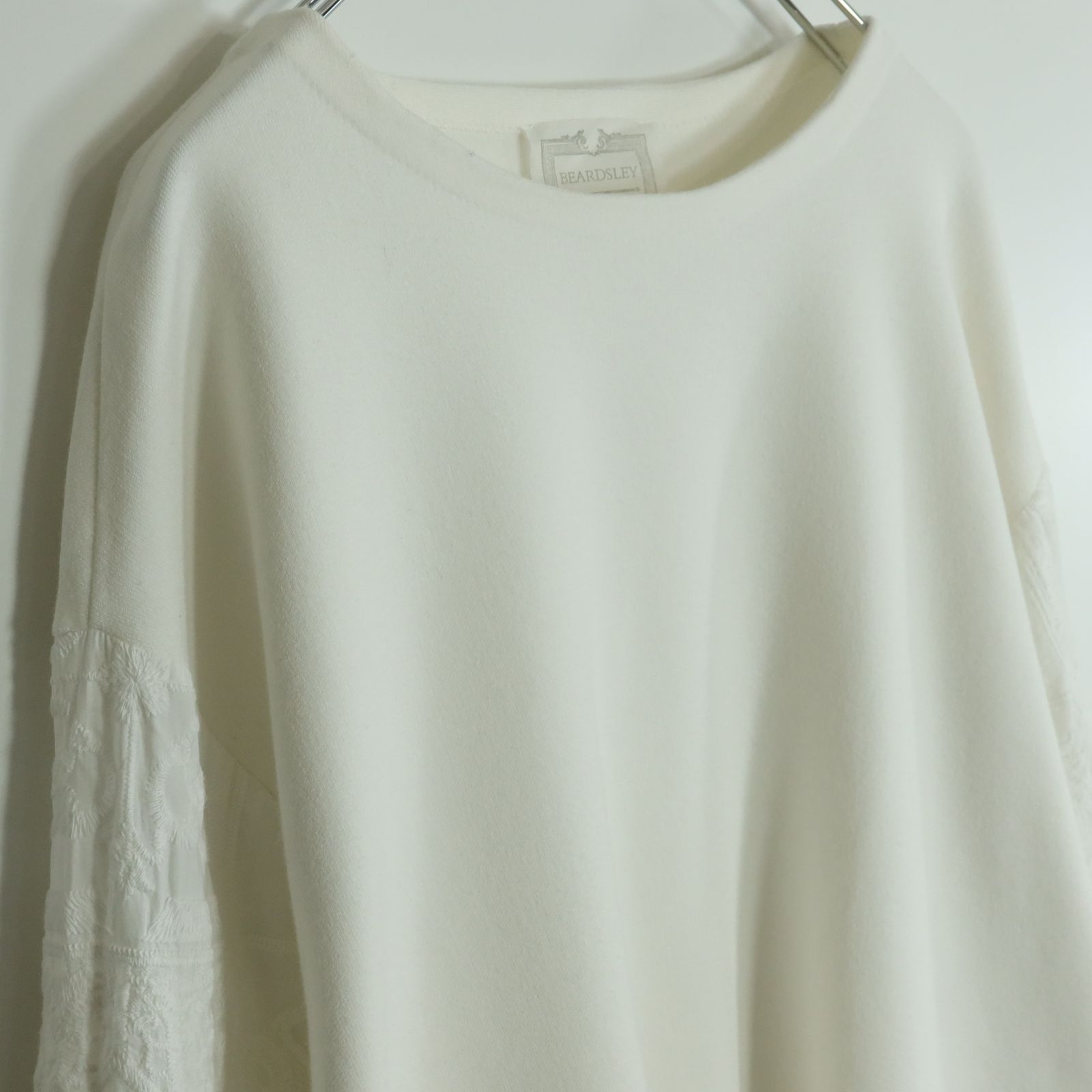 BEARDSLEY ビアズリー☆袖の刺繍デザインが可愛い♪ ニットトップス