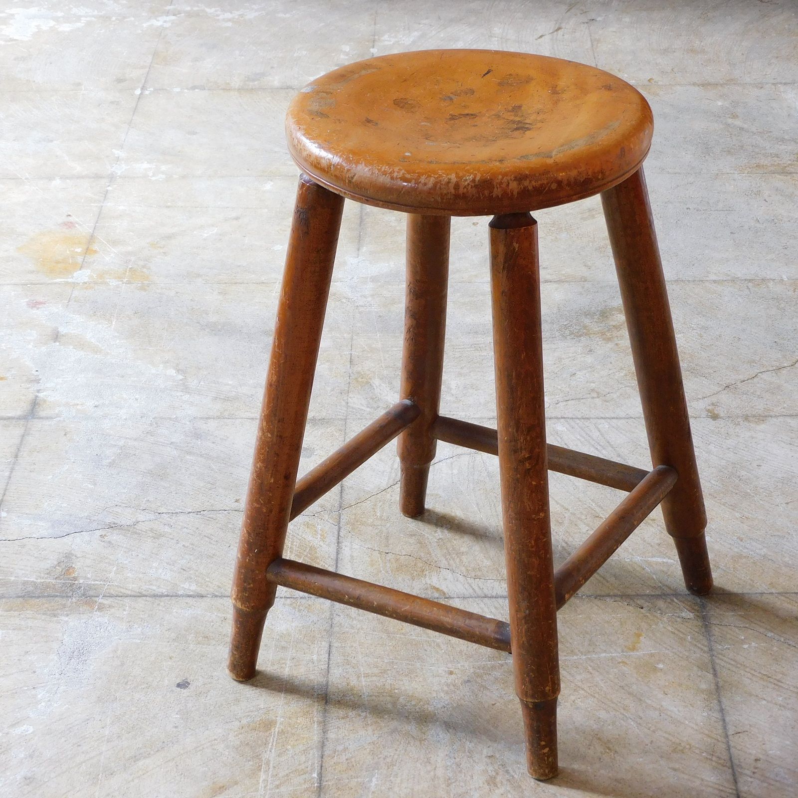 ふるい木味 一枚板座面 造りのいい丸椅子・スツール HK-a-05852 / 木製