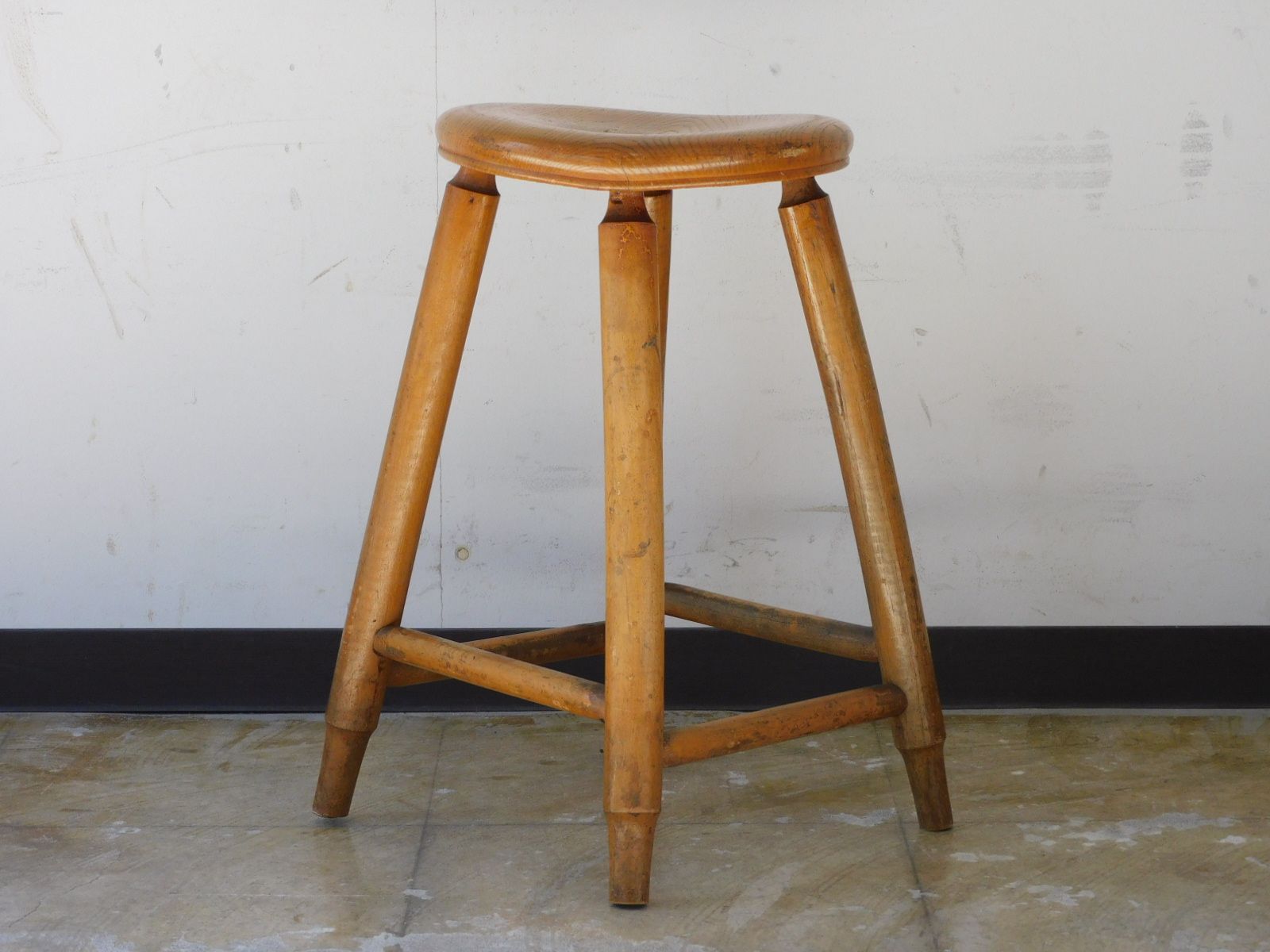 ふるい木味 一枚板座面 造りのいい丸椅子・スツール HK-a-05854 / 木製