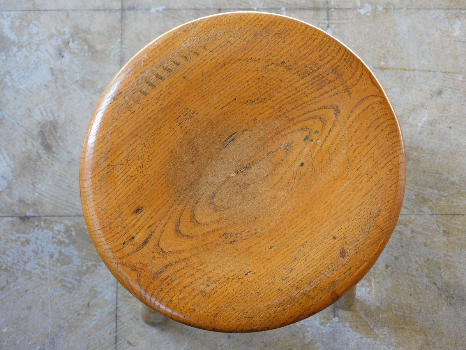 ふるい木味 一枚板座面 造りのいい丸椅子・スツール HK-a-05854 / 木製