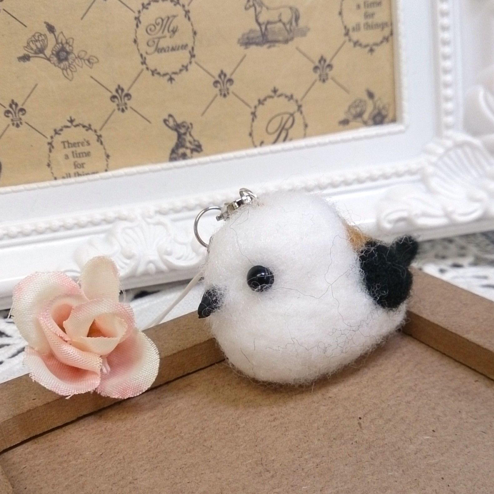 ころんと可愛いシマエナガの羊毛フェルトストラップ｜小さな癒し鳥 oh